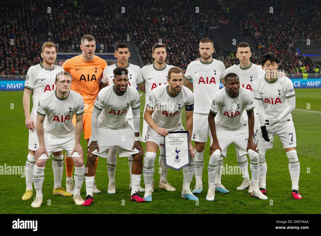 Mailand, Italien. 14. Februar 2023. Italien, Mailand, februar 14 2023: Beginn der Reihe von Tottenham Hotspur im Center Field für ein Teamfoto während des Fußballspiels AC MILAN vs TOTTENHAM HOTSPUR, Runde mit 16 1. Beinen UCL 2022-2023 San Siro Stadion (Kreditbild: © Fabrizio Andrea Bertani/Pacific Press via ZUMA Press Wire) NUR REDAKTIONELLE VERWENDUNG! Nicht für den kommerziellen GEBRAUCH! Stockfoto