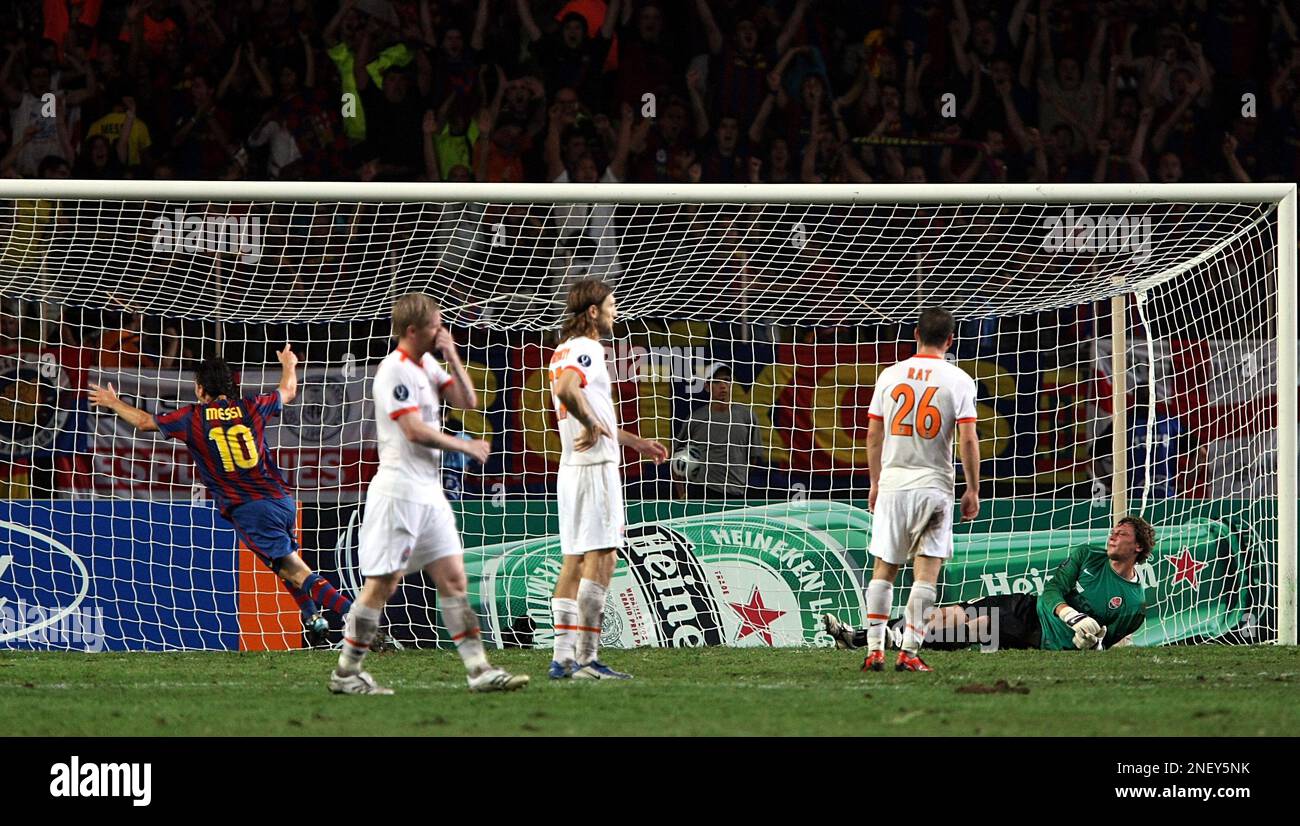 Barcelona's forward Lionel Messi, left, reacts after his teammate Pedro Rodriguez scored against Shakhtar Donetsk, during the UEFA Supercup final soccer match, at the Louis II stadium, in Monaco, Friday Aug. 28, 2009. Barcelona won 1-0. (AP Photo/Claude Paris) Stockfoto