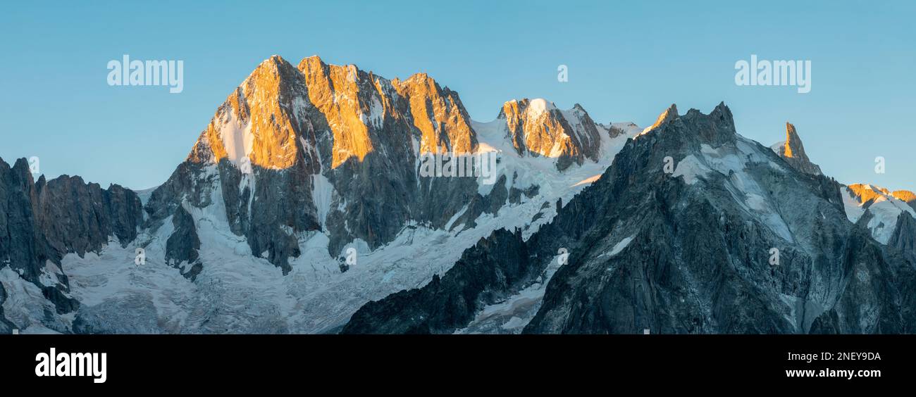 Das Panorama des Grand Jorasses Massivs im Sonnenaufgang. Stockfoto