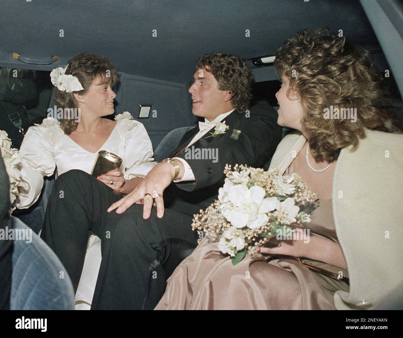 Miami Dolphins quarterback Dan Marino and his new wife Claire Veazey sit in the back of their limousine following their wedding, Jan. 30, 1985 in Pittsburgh. (AP Photo/Gene Puskar) Stockfoto