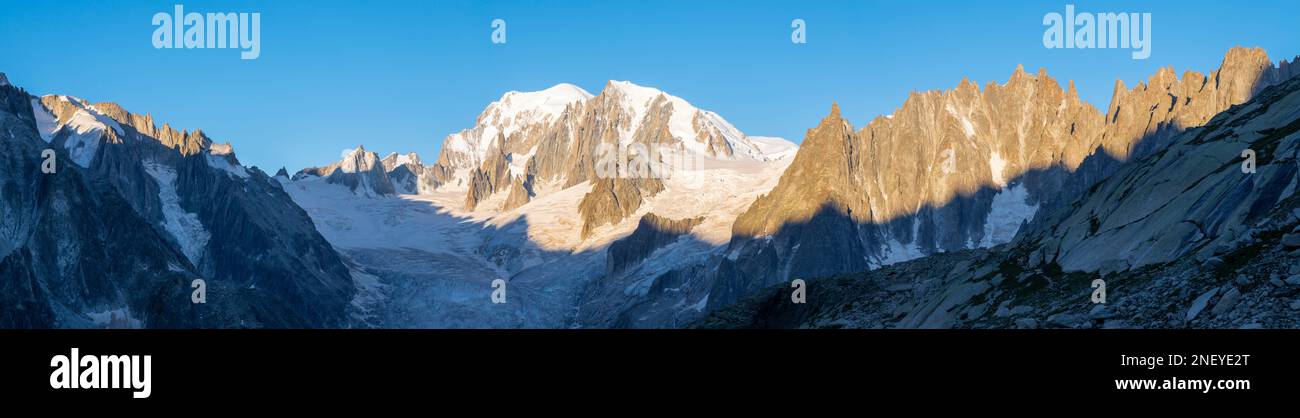 Das Panorama des Mont Blanc-Massivs und Aiugulles erhebt sich im Morgenlicht. Stockfoto
