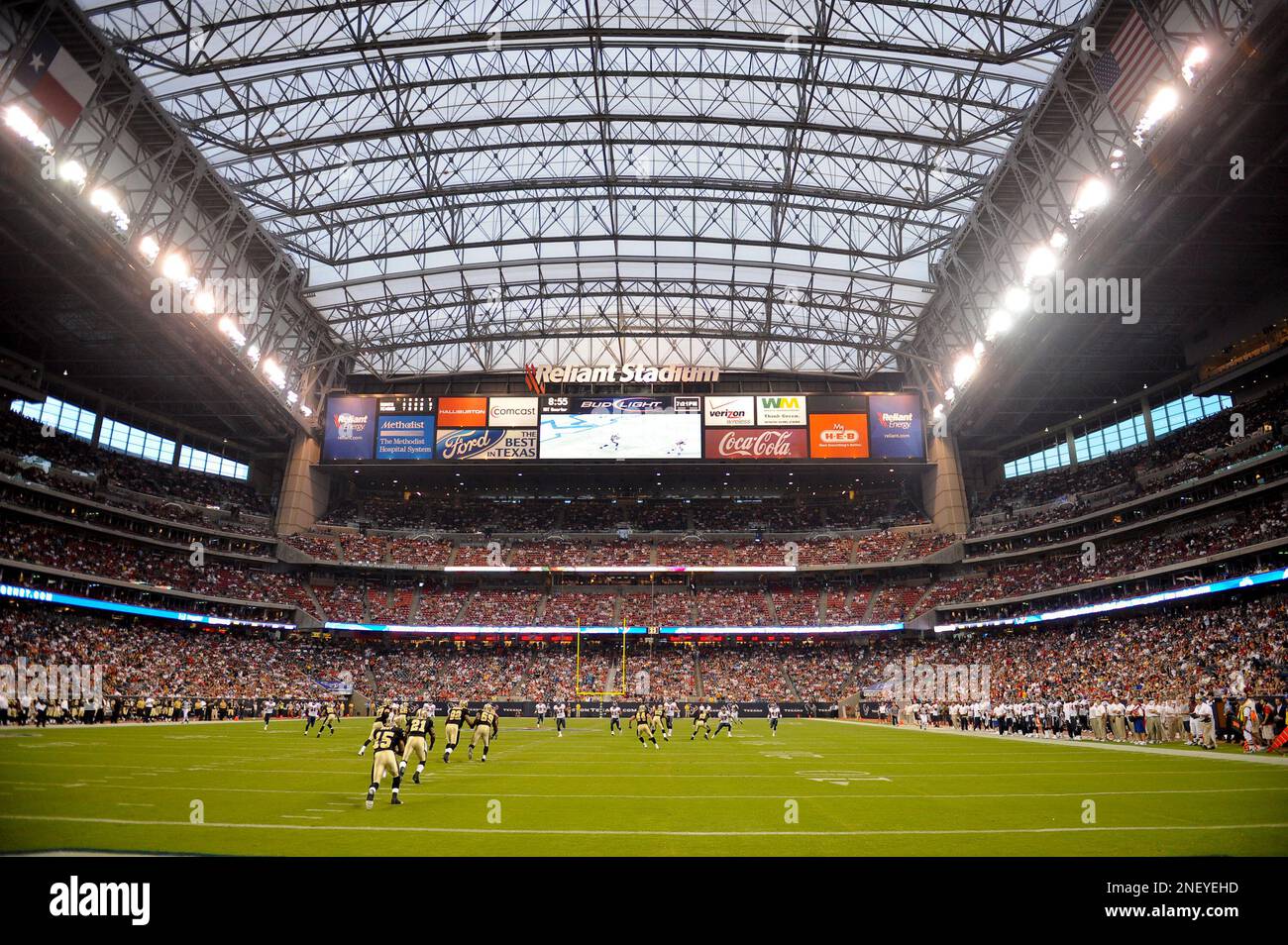 The Houston Texans kick off during the first quarter of an NFL pre-season football game against the New Orleans Saints Saturday, August 22, 2009 in Houston. (AP Photo/Dave Einsel) Stockfoto