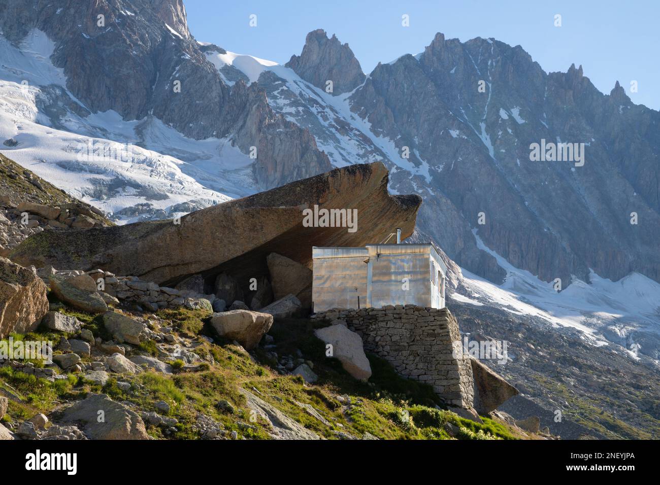 Das alte Chalet Refuge du Couvercle über dem Gletscher Mer de Glace. Stockfoto