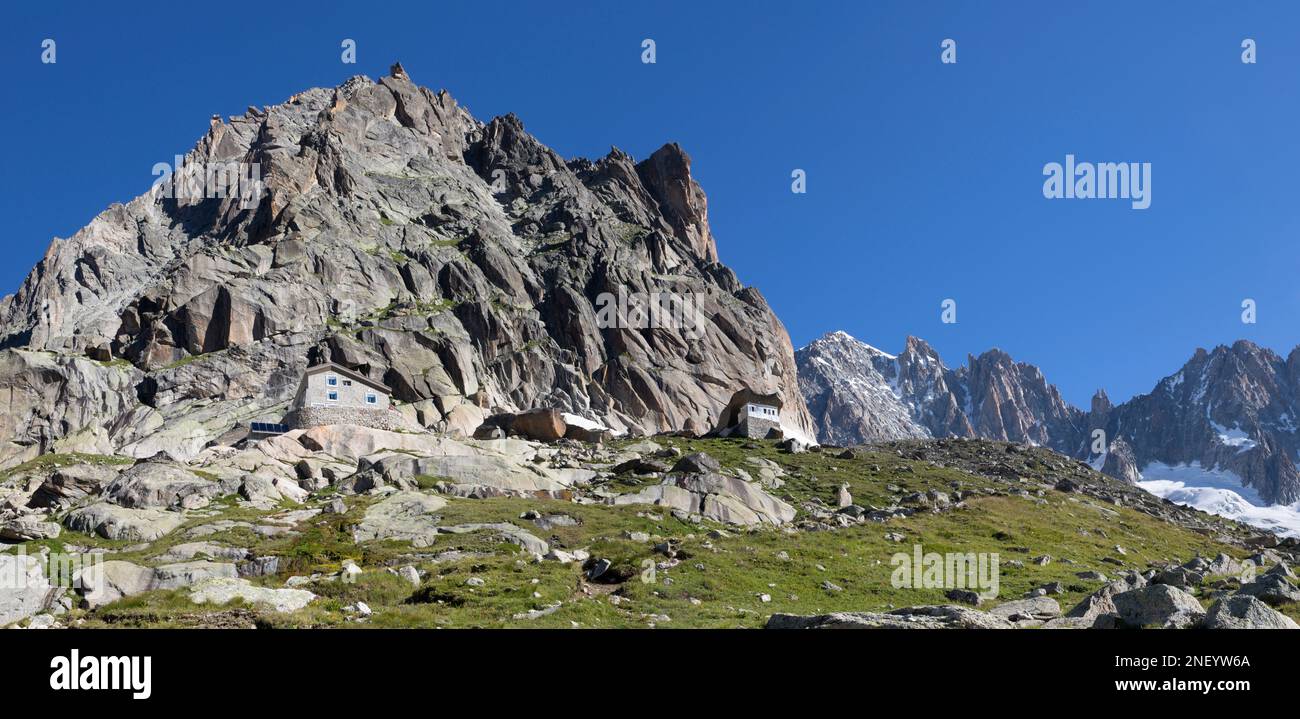 Das neue und alte Chalet Refuge du Couvercle über dem Mer de Glace-Gletscher. Stockfoto