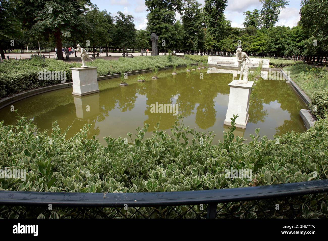 A pond at the Tuileries Gardens, in Paris, Thursday July 23, 2009 in Paris. Away from landmarks, tourist crowds and flashing cameras, a few unusual guides will take you on unusual tours behind the scenes, literally, in a movie tour, or to discover artists' havens in Belleville, fountains of famous gardens and eco-friendly initiatives around town. (AP Photo/Remy de la Mauviniere) Stockfoto