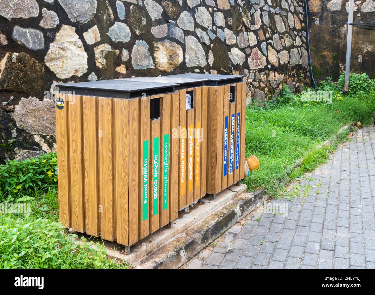 Umweltfreundlicher Holzstaubbehälter für getrennte Kategorie in der Festung galle sri lanka. Stockfoto