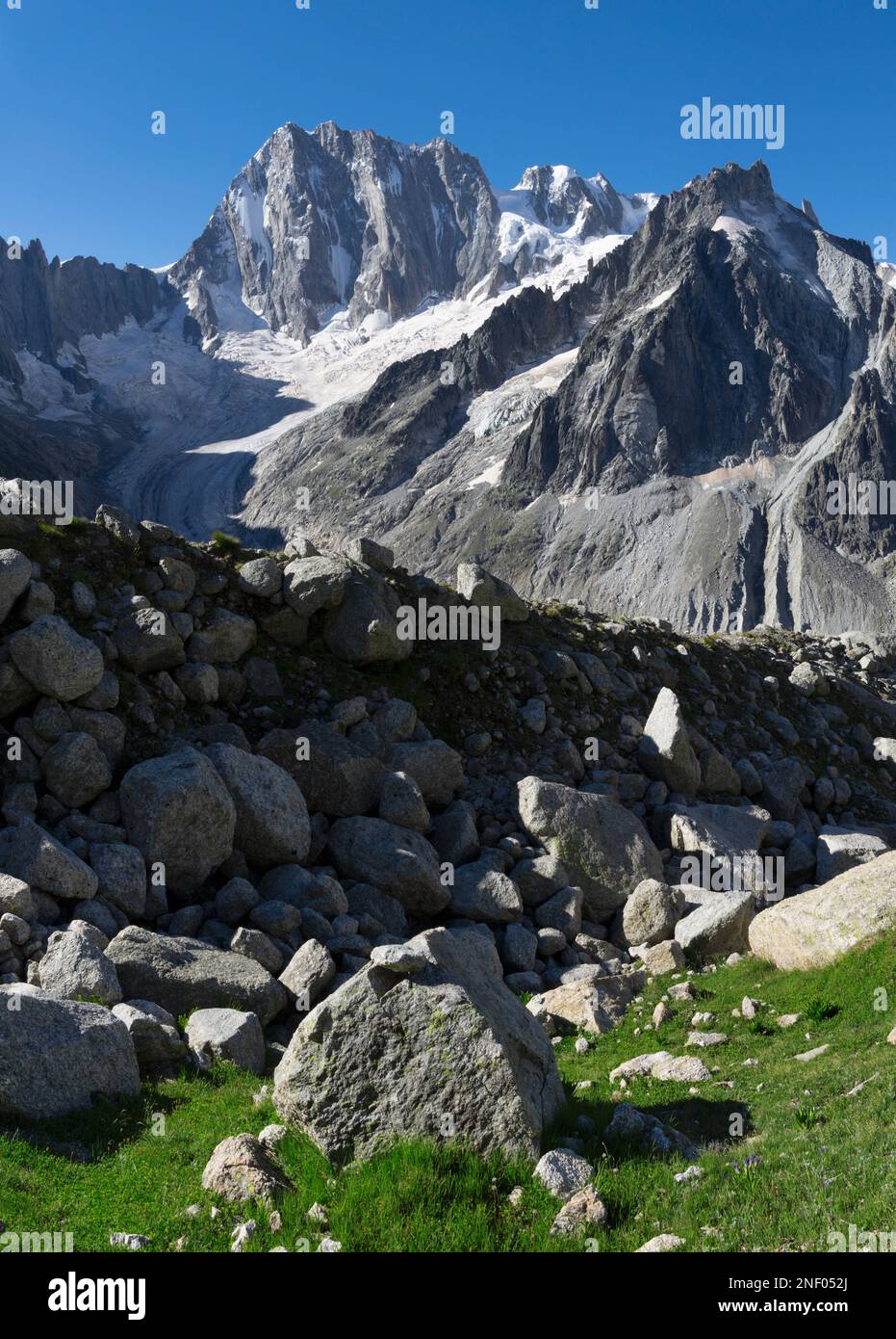 Das Grand Jorasses Massiv - Abstieg vom Chalet Refuge du Couvercle. Stockfoto