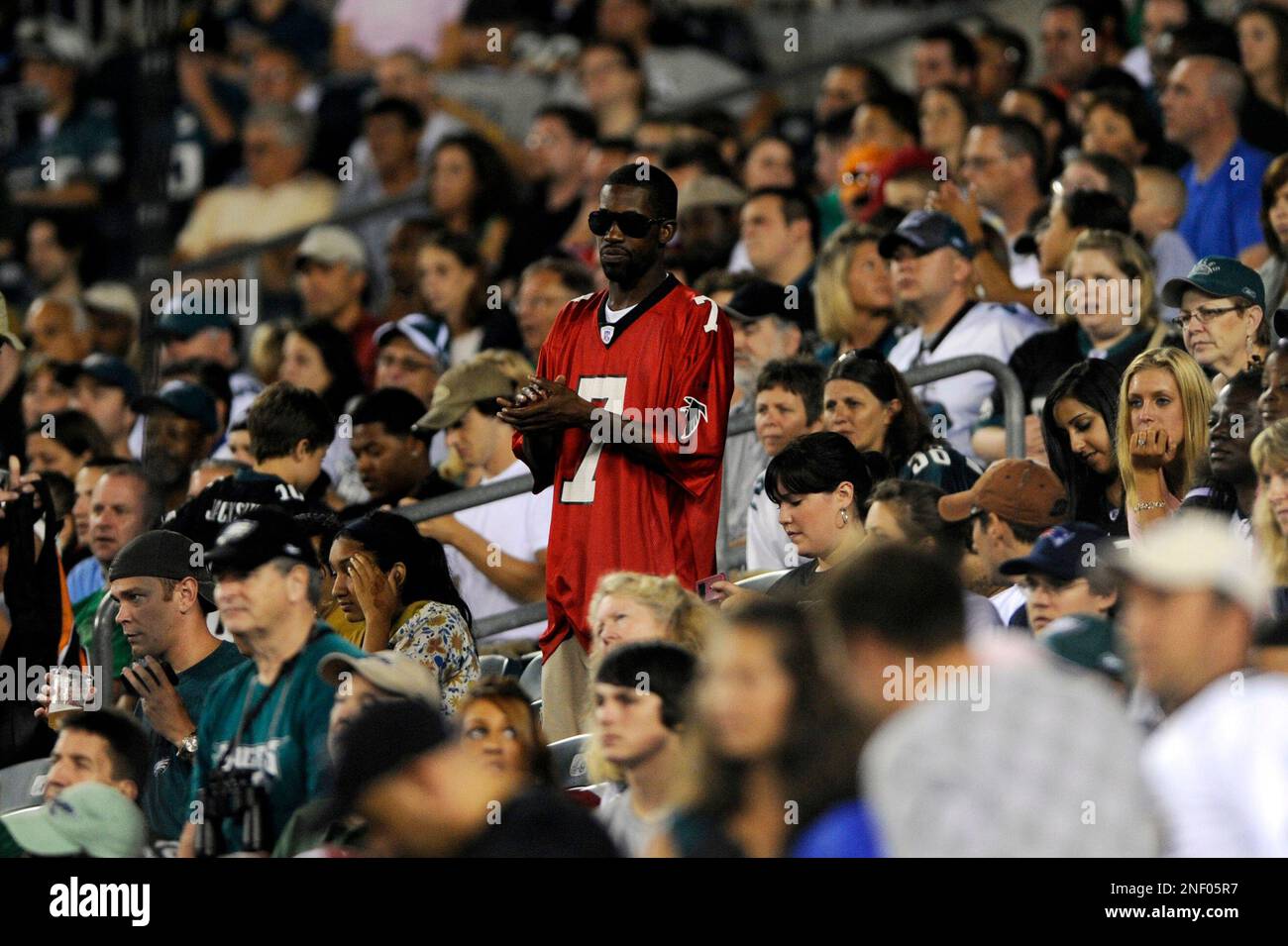 A fan dressed in a Michael Vick jersey watches an NFL preseason football game between the New England Patriots and the Philadelphia Eagles, Thursday, Aug. 13, 2009, in Philadelphia. New England won 27-25. Vick is back in the NFL, landing a job with the Philadelphia Eagles. Agent Joel Segal confirmed the quarterback's signing, shortly before the team announced it in a text message. The Eagles gave Vick a one-year deal with an option for a second year.(AP Photo/Michael Perez) Stockfoto