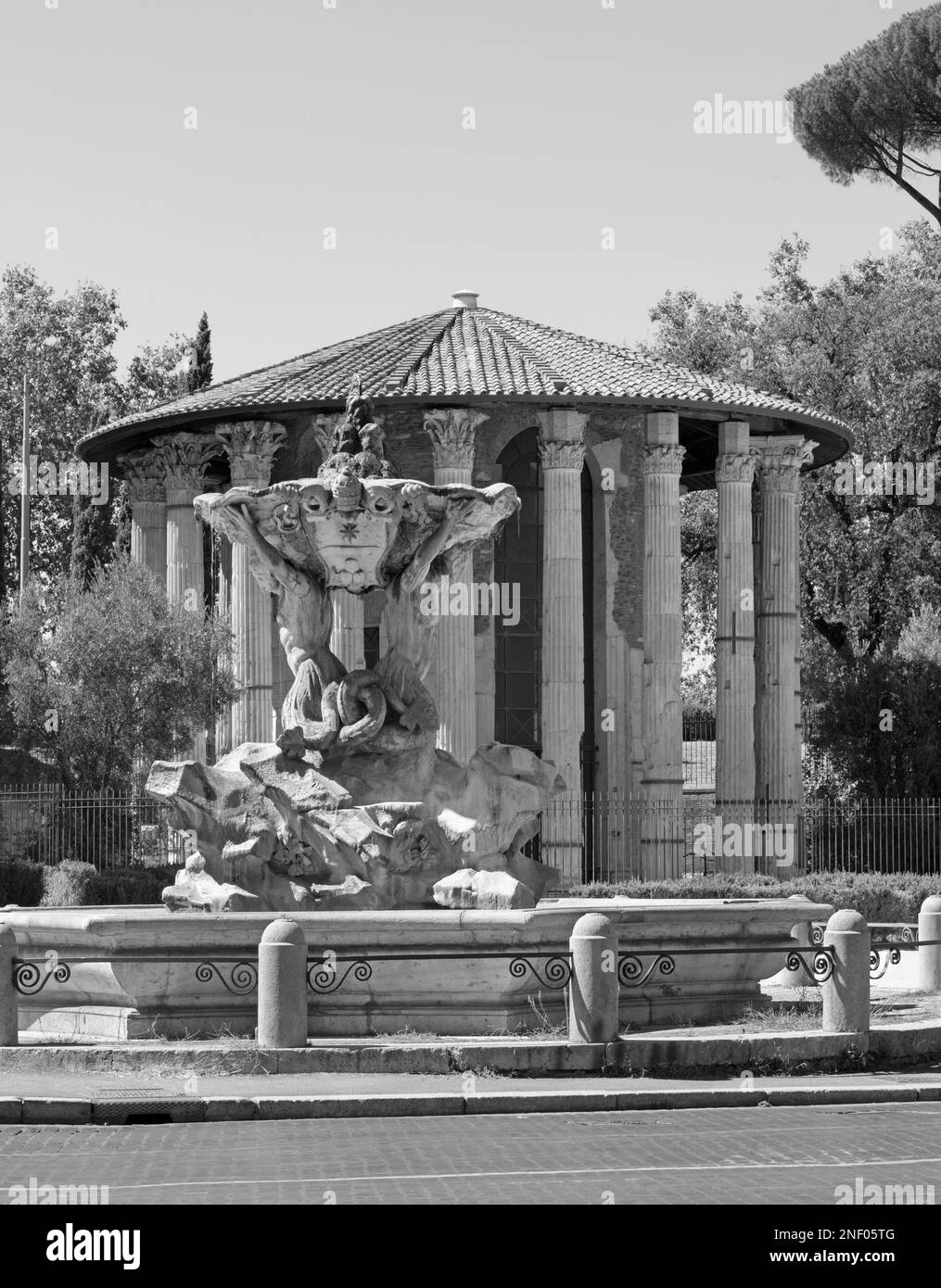 Rom - Vesta- und Frotuna-Tempel und Brunnen Fontana dei Tritoni auf der Piazza di Bocca della Verita Stockfoto