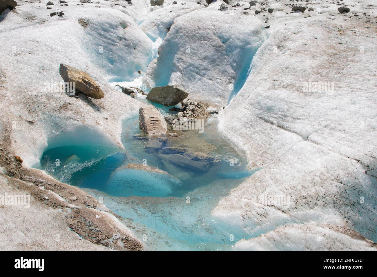 Details des Gletscherbachs auf dem Gletscher Mer de Glace. Stockfoto