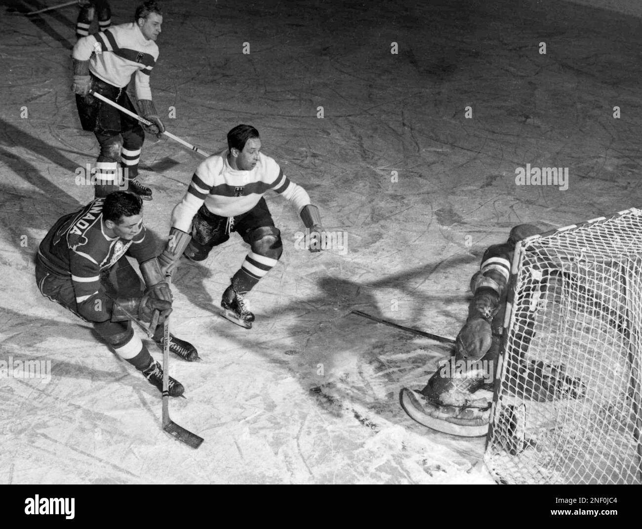 Canada score a goal during the Winter Olympic Games Men's Ice Hockey match against Germany in Oslo, Norway, on Feb. 15, 1952. Canada defeated Germany 15-1. (AP Photo) Stockfoto