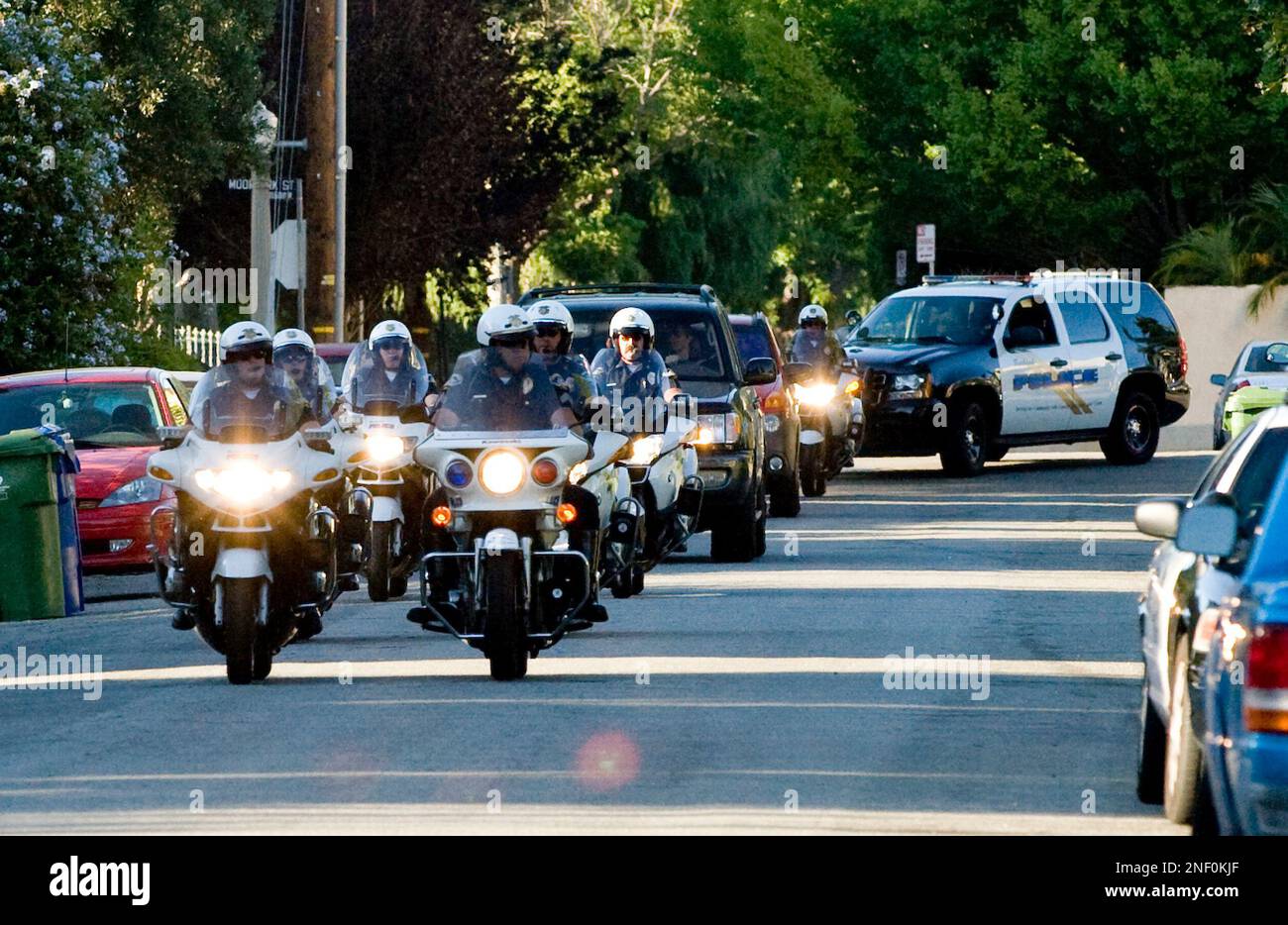 A motorcade of Burbank police officers escort Freed journalist Laura Ling and her family to her home in the North Hollywood area of Los Angeles, Wednesday, Aug. 5, 2009.(AP Photo/Gus Ruelas) Stockfoto