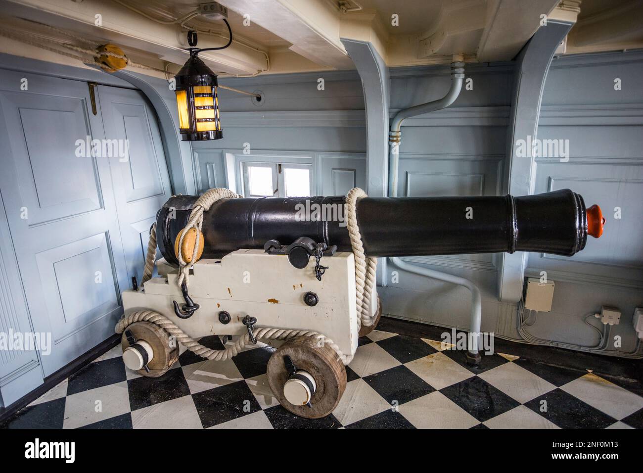 12-Pfünder-Pistole im Kapitänsviertel des Museumsschiffs HMS Victory, Portsmouth Historic Dockyard, Hampshire, Südostengland Stockfoto