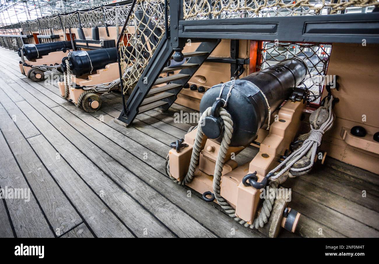 12-Pfündergewehre auf dem Deck des Museumsschiffs HMS Victory, Portsmouth Historic Dockyard, Hampshire, Südostengland Stockfoto