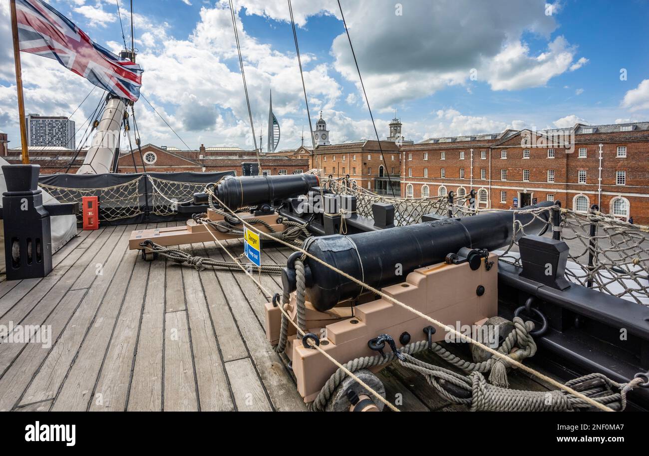 12-Pfünder-Pistole und 68-Pfünder-Korronade auf der Festung des Museumschiffs HMS Victory, Portsmouth Historic Dockyard, Hampshire, Südostengland Stockfoto