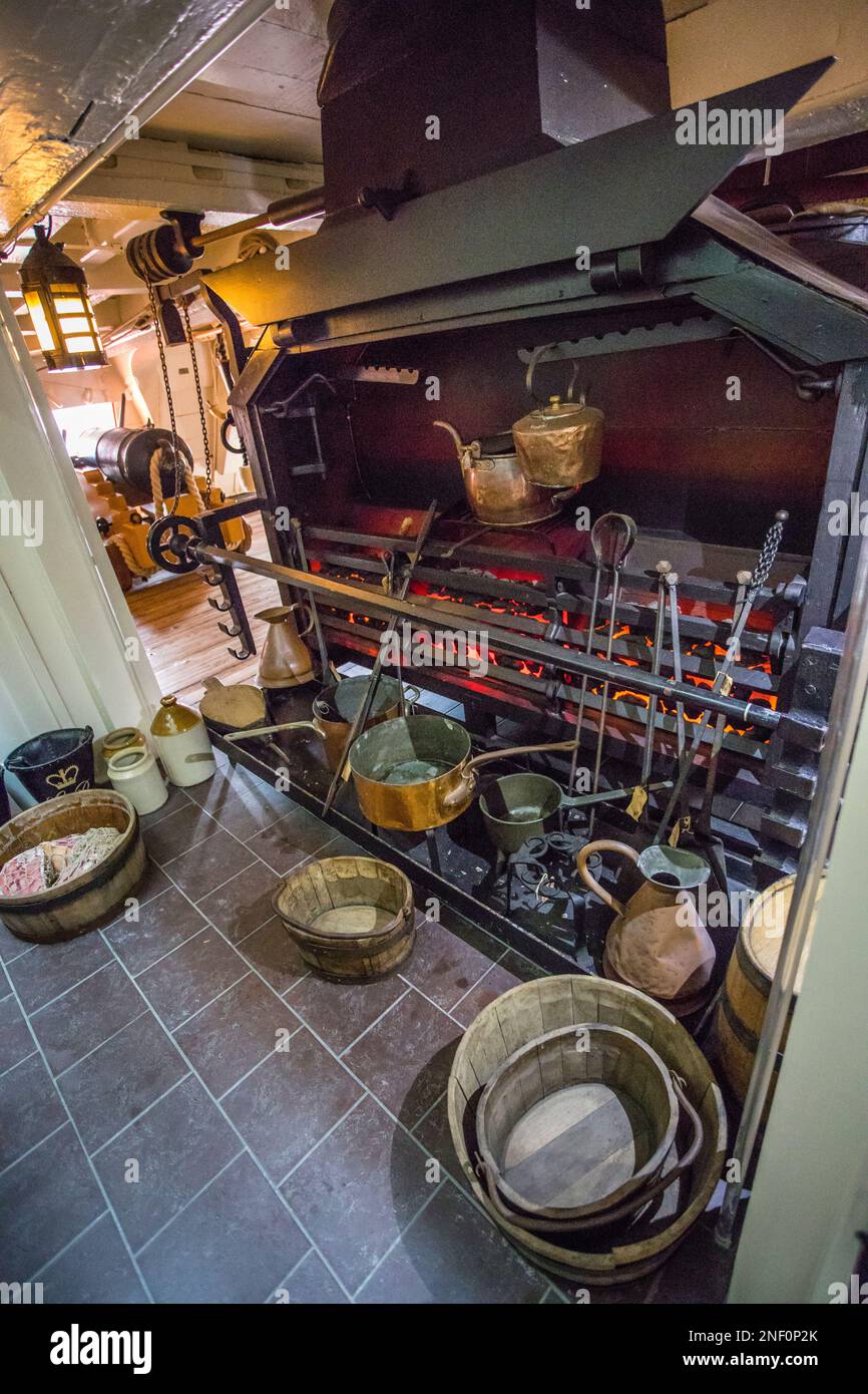 Iron Brodie Ofen mit Kupfer zum Kochen, Bratspieße und Brotofen auf dem Middle Gun Deck von HMS Victory, Museumsschiff in Portsmouth Historic Stockfoto