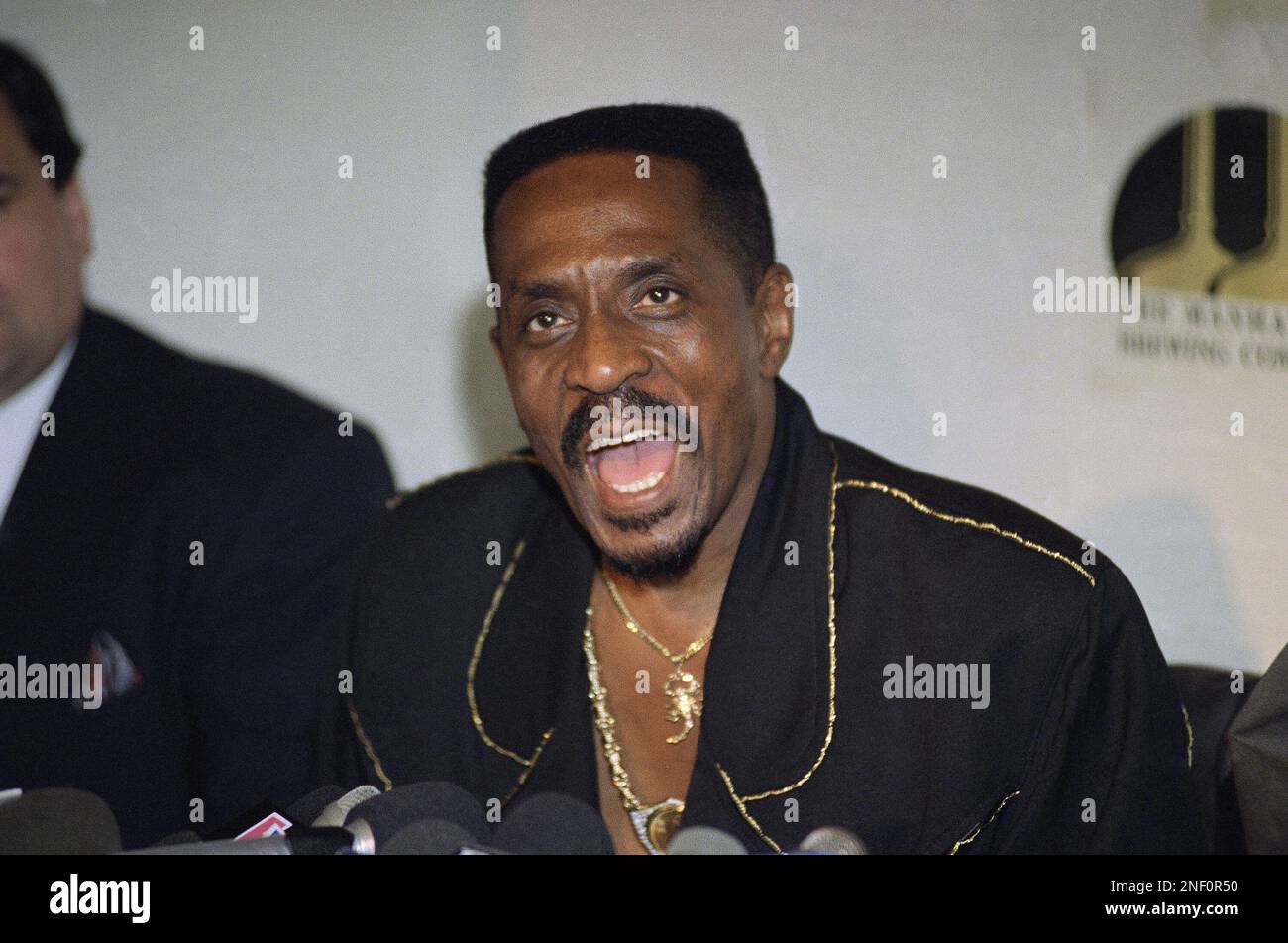 Ike Turner speaks with reporters at night on Tuesday, July 29, 1993 at a restaurant in New York where he discussed how he was portrayed in the current film “What’s Love Got To Do With It.” The movie depicts his tempestuous relationship with singer Tina Turner, his ex-wife and former music partner. (AP Photo/Paul Hurschmann) Stockfoto
