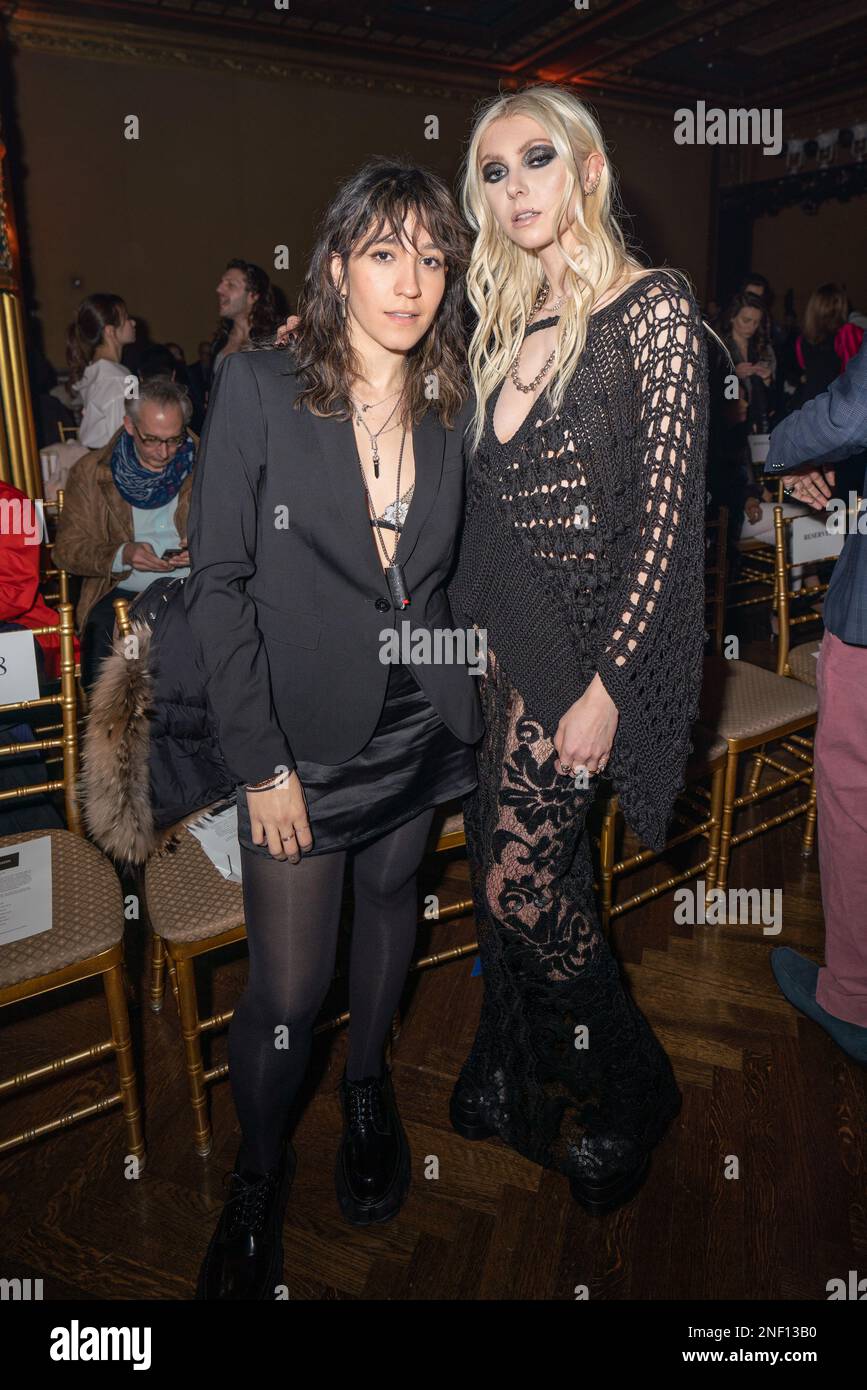 Steph Gomez und Taylor Momsen nehmen am 15. Februar 2023 an der Frederick Anderson NYFW AW23 Runway Show im Prince George Ballroom in New York, New York, Teil. (Foto von David Warren /Sipa? USA) Kredit: SIPA USA/Alamy Live News Stockfoto