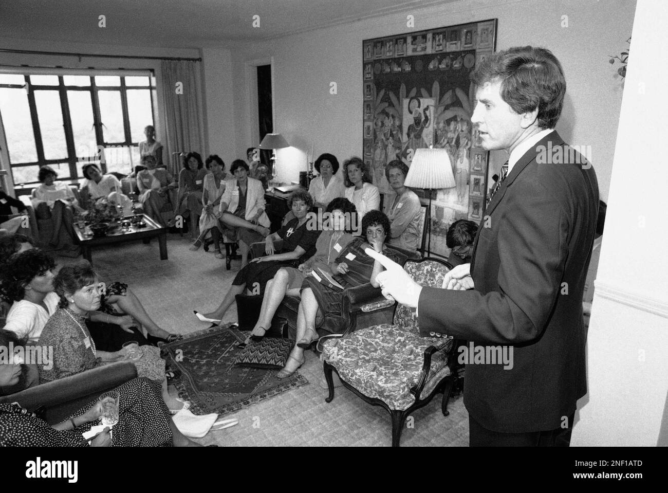 Presidential candidate Sen. Gary Hart, D-Colo., right, gestures while campaigning to a select group of women at the home of Gillian Sorensen, Thursday, August 4, 1983, New York. Gillian is the wife of Ted Sorensen, a former aide to John F. Kennedy. (AP Photo/Ray Stubblebine) Stockfoto