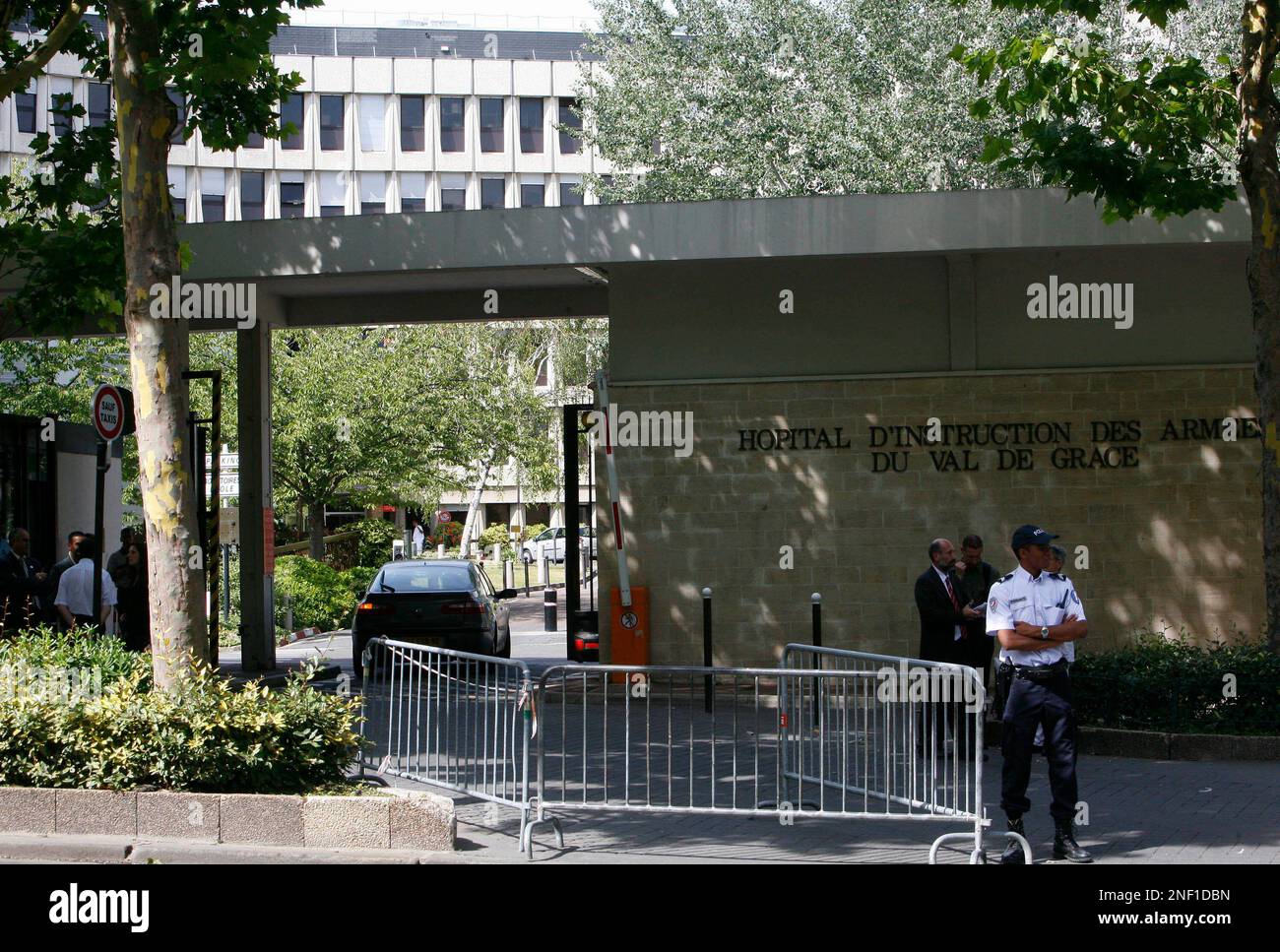 A general view of the front of the Val de Grace military hospital, where French President Nicolas Sarkozy has been taken for medical tests after feeling unwell while exercising, in Paris, Sunday, July 26, 2009. Sarkozy "felt faint" Sunday while exercising and his personal doctor immediately took charge and ordered medical tests, a two-paragraph statement released by the Elysee Palace said. (AP Photo/Jacques Brinon) Stockfoto