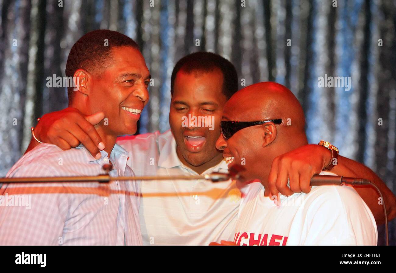 Arthur Hervey, center, sings karaoke with Marcus Allen, left, and Richard Dent, right, at Harrah's Lake Tahoe in Stateline, Nev., as part of the festivities for the American Century Golf Championship on Thursday, July 16, 2009. (AP Photo/Brad Horn) Stockfoto