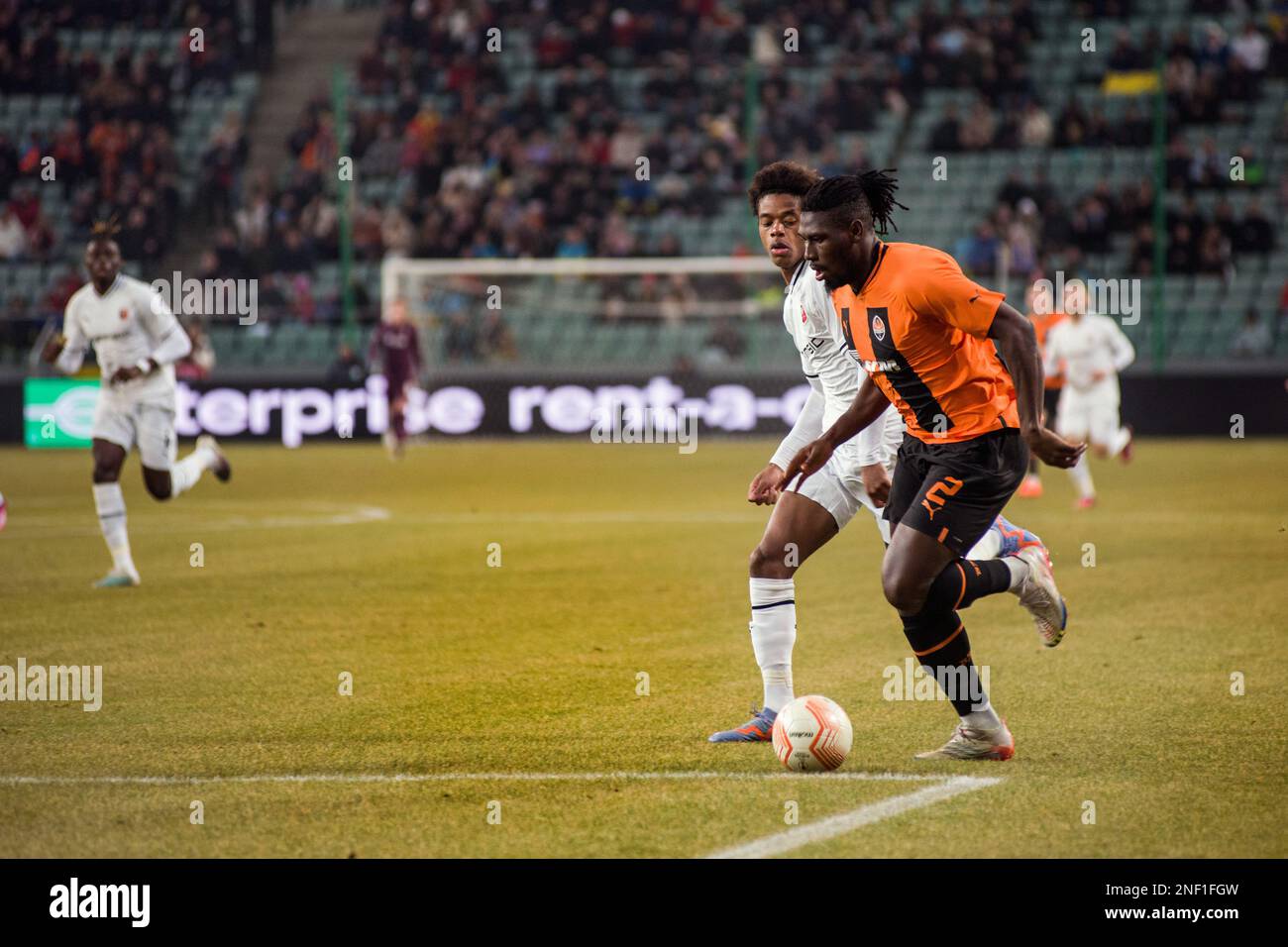 Warschau, Polen. 16. Februar 2023. Lassina Traore (R) von Shakhtar in Aktion während des 2022/23 1.-teiligen Fußballspiels der UEFA Europa League zwischen Shakhtar Donetsk und dem FC Stade Rennais im Stadion der Legia Warschau. Endstand: Shakhtar Donetsk 2:1 Rennes. (Foto: Attila Husejnow/SOPA Images/Sipa USA) Guthaben: SIPA USA/Alamy Live News Stockfoto