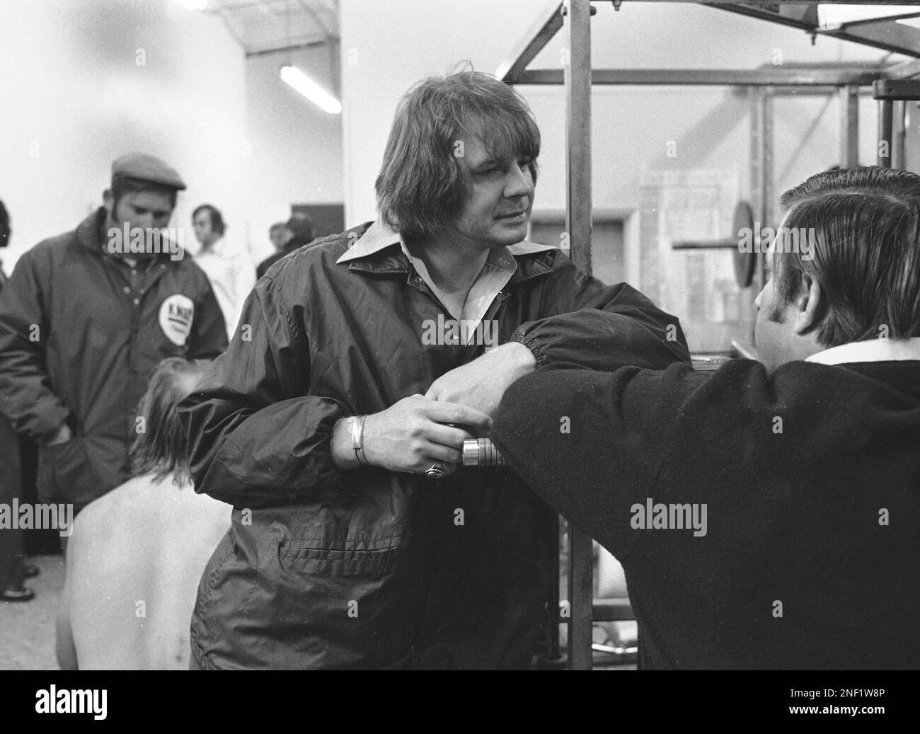 Oakland Raider quarterback Ken Stabler takes a few minutes to chat with a teammate in Oakland, Sunday, Dec. 24, 1974 before a team meeting to discuss strategy for upcoming Championship game with the Pittsburgh Steelers. It was Stabler’s desperation pass with 26 seconds left which lifted the Raiders to a 28-26 win over Miami. (AP Photo) Stockfoto