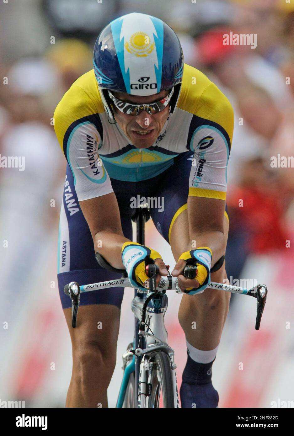 Andreas Kloden of Germany strains as he crosses the finish line of the first stage of the Tour de France cycling race, an individual time trial of 15.5 kilometers (9.63 miles) with start and finish in Moncao, Saturday July 4, 2009. (AP Photo/Laurent Rebours) Stockfoto