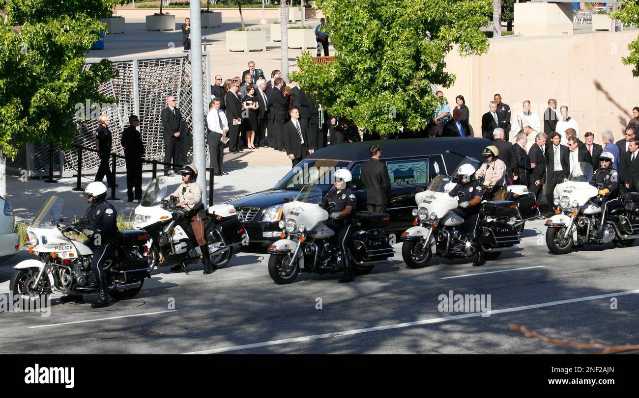 The hearse carrying Farrah Fawcett's casket is seen at the conclusion of the funeral on Tuesday June 30, 2009 in Los Angeles. (AP Photo/Damian Dovarganes) Stockfoto