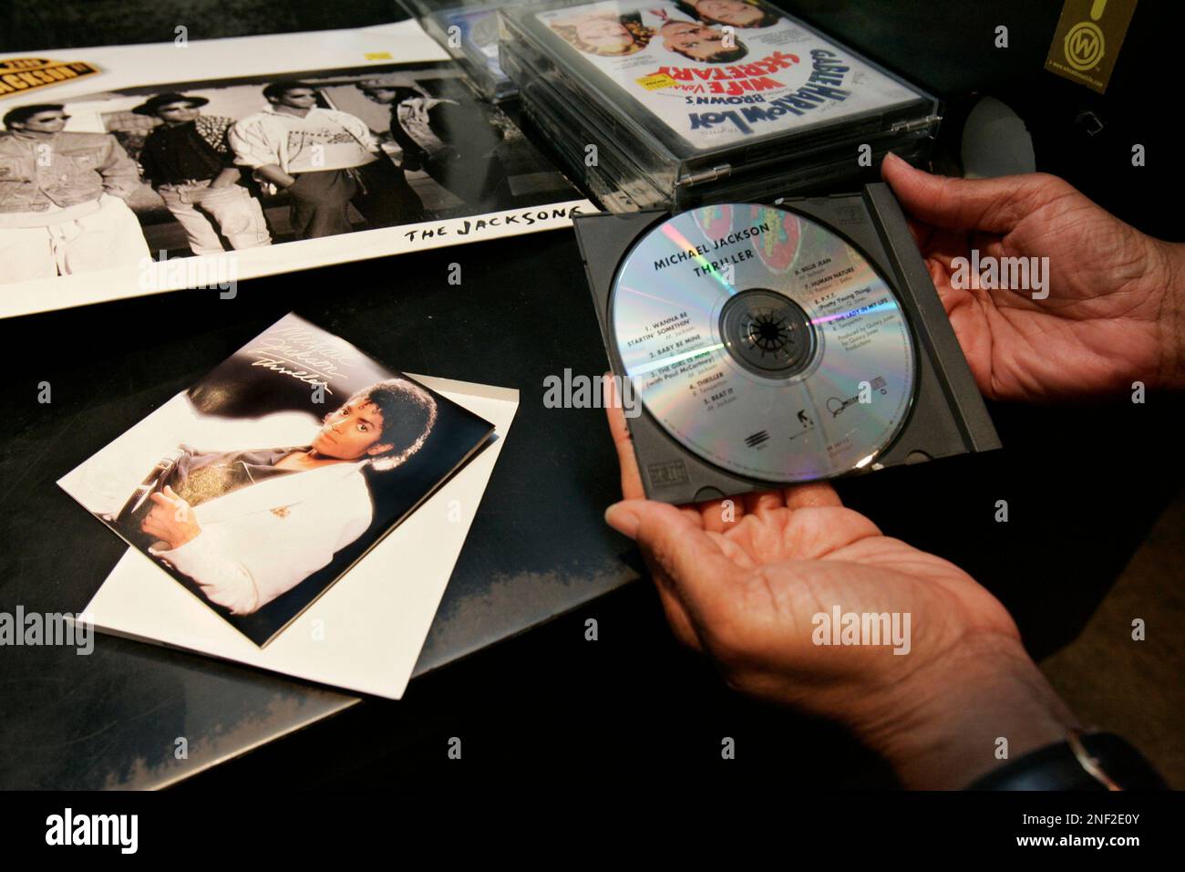 A customer inspects a used CD of Michael Jackson's "Thriller" that she purchased at a used CD and record store in Berkeley, Calif., Friday, June 26, 2009. Jackson died Thursday of an apparent heart attack. (AP Photo/Paul Sakuma) Stockfoto