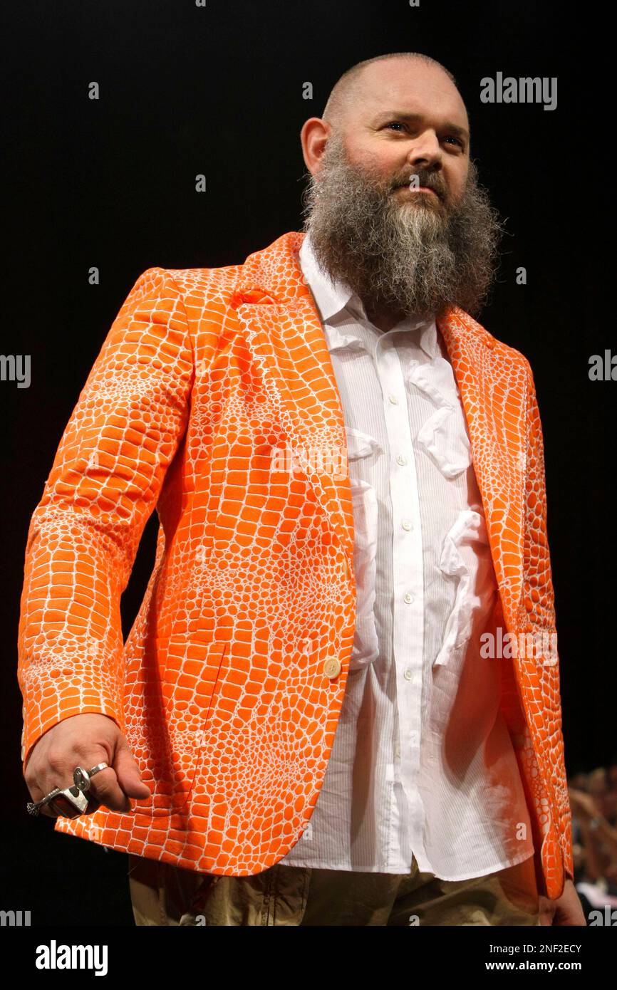 Belgian fashion designer Walter Van Beirendonck, acknowledges applause at the end of his men's spring-summer 2010 collection, in Paris, Friday, June 26, 2009. (AP Photo/Thibault Camus) Stockfoto