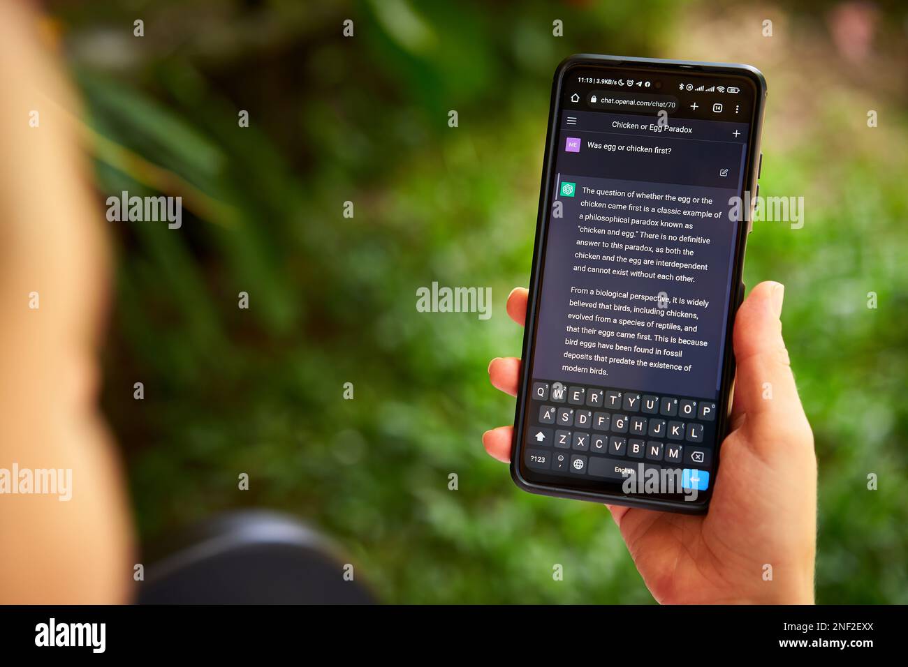 5. Februar 2023, Mirissa, Sri Lanka. Verwenden von OpenAI ChatGPT am Telefon. Frau chattet mit künstlicher Intelligenz. Person testet die Sprache des neuronalen Netzwerks Stockfoto