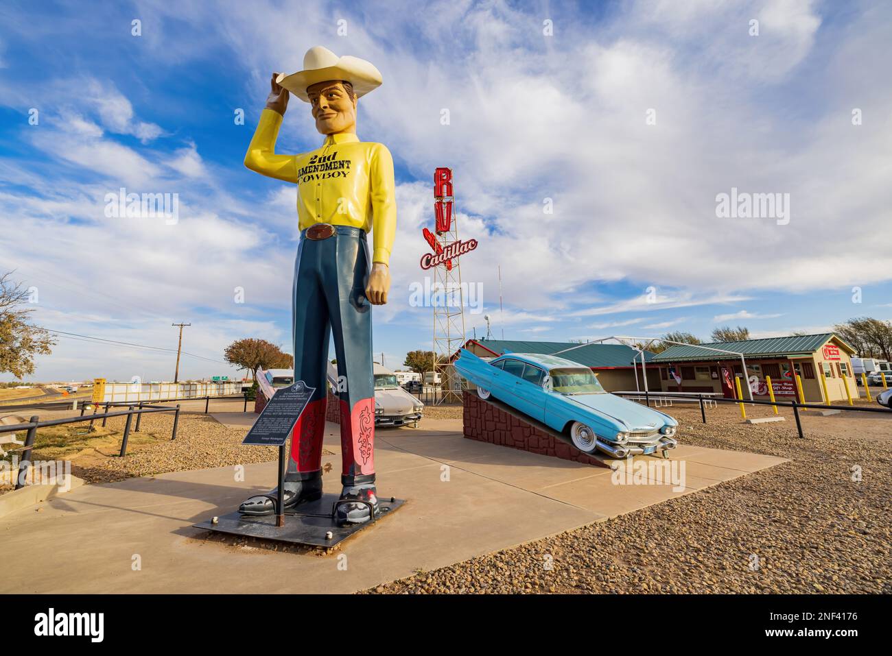 Texas, 23 2022. NOVEMBER bis 2. NOVEMBER: Amendment Cowboy Statue in der Nähe der Cadillac Ranch Stockfoto