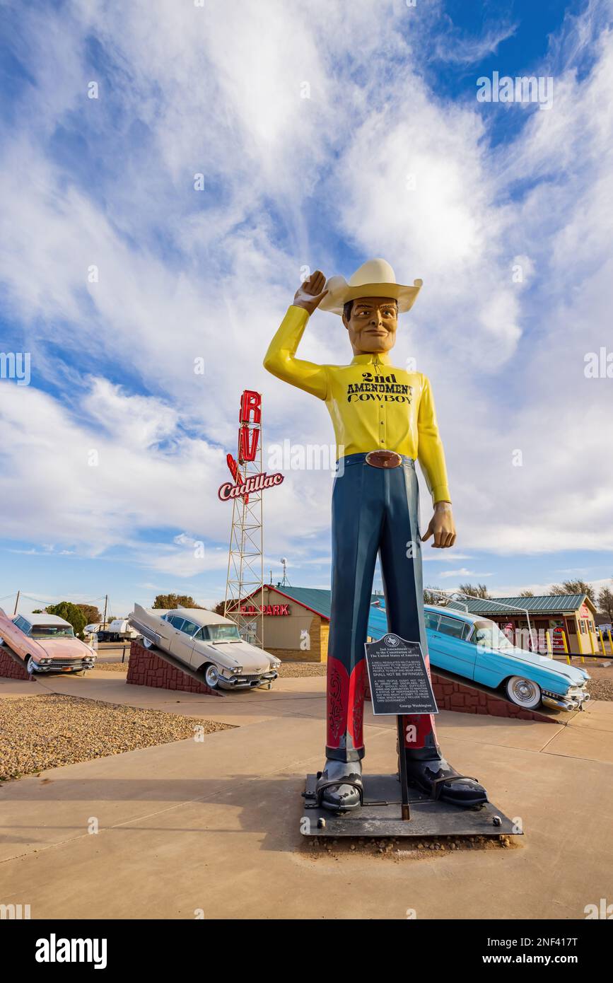 Texas, 23 2022. NOVEMBER bis 2. NOVEMBER: Amendment Cowboy Statue in der Nähe der Cadillac Ranch Stockfoto