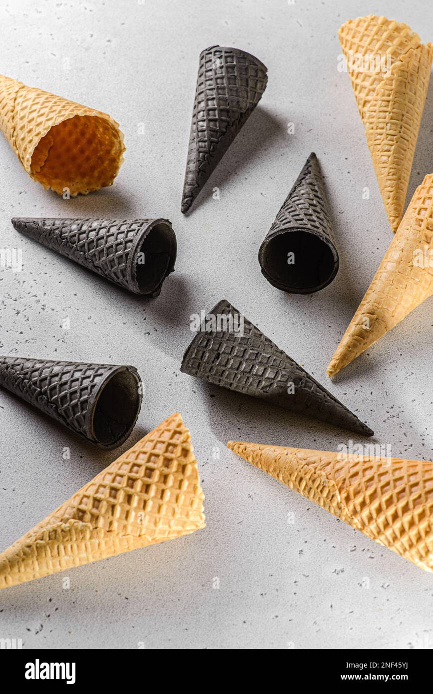 Waffelkonus für Eis im Hintergrund. Hochwertiges Foto Stockfoto