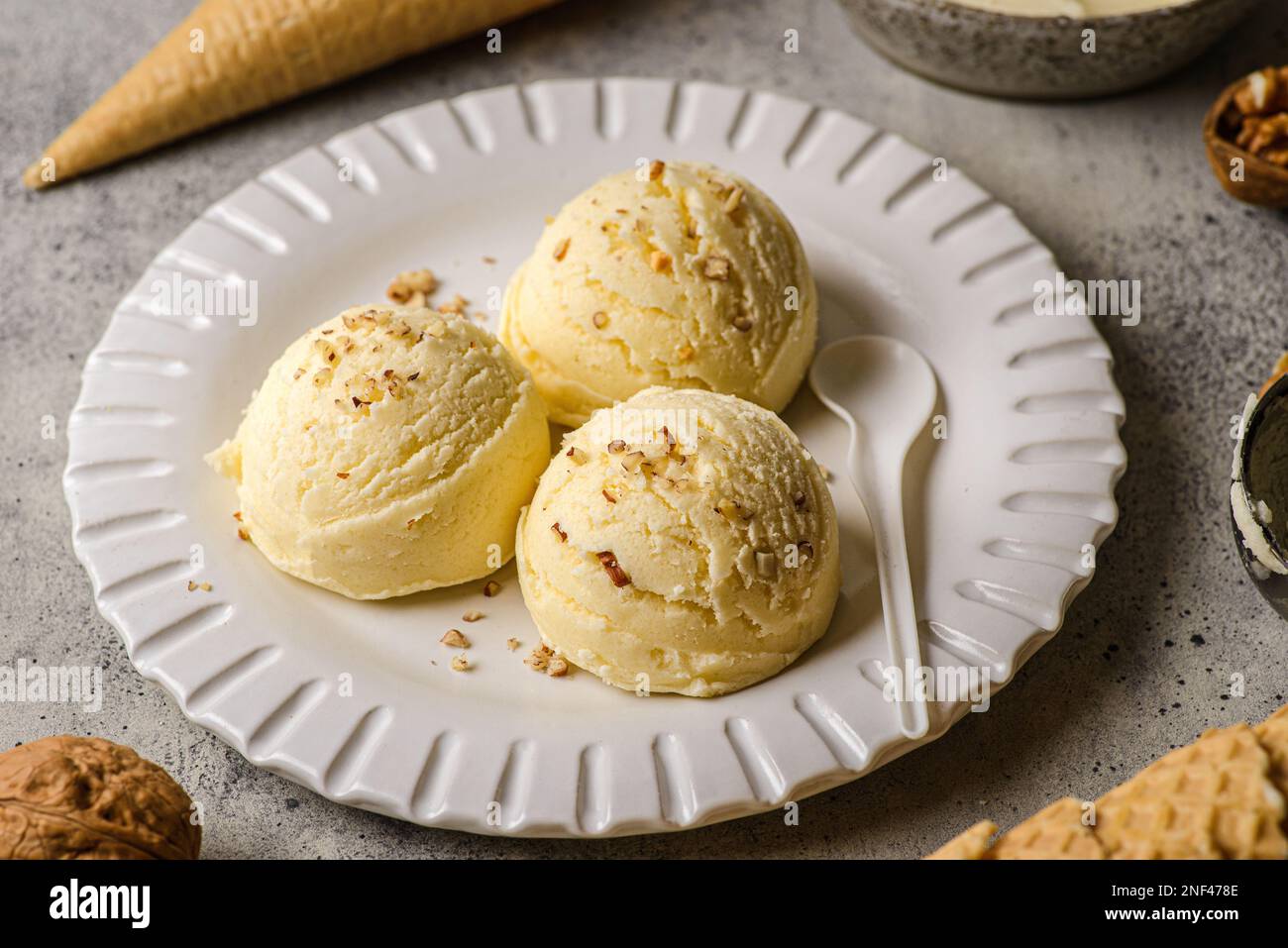 Eiscreme in Kugeln mit Nüssen und Zapfen. Hochwertiges Foto Stockfoto