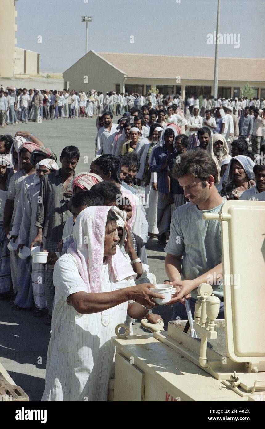 Some of the 32,000 Bangladeshi people queue for food at the refugee camp at Habur on the Iraqi border, Sept. 9, 1990. The camp was provided by the Turkish Red Crescent and is to take in all the people crossing the border point which is the main route from Iraq to Iran, turkey, and Syria. (AP Photo/Martin Nangle) Stockfoto