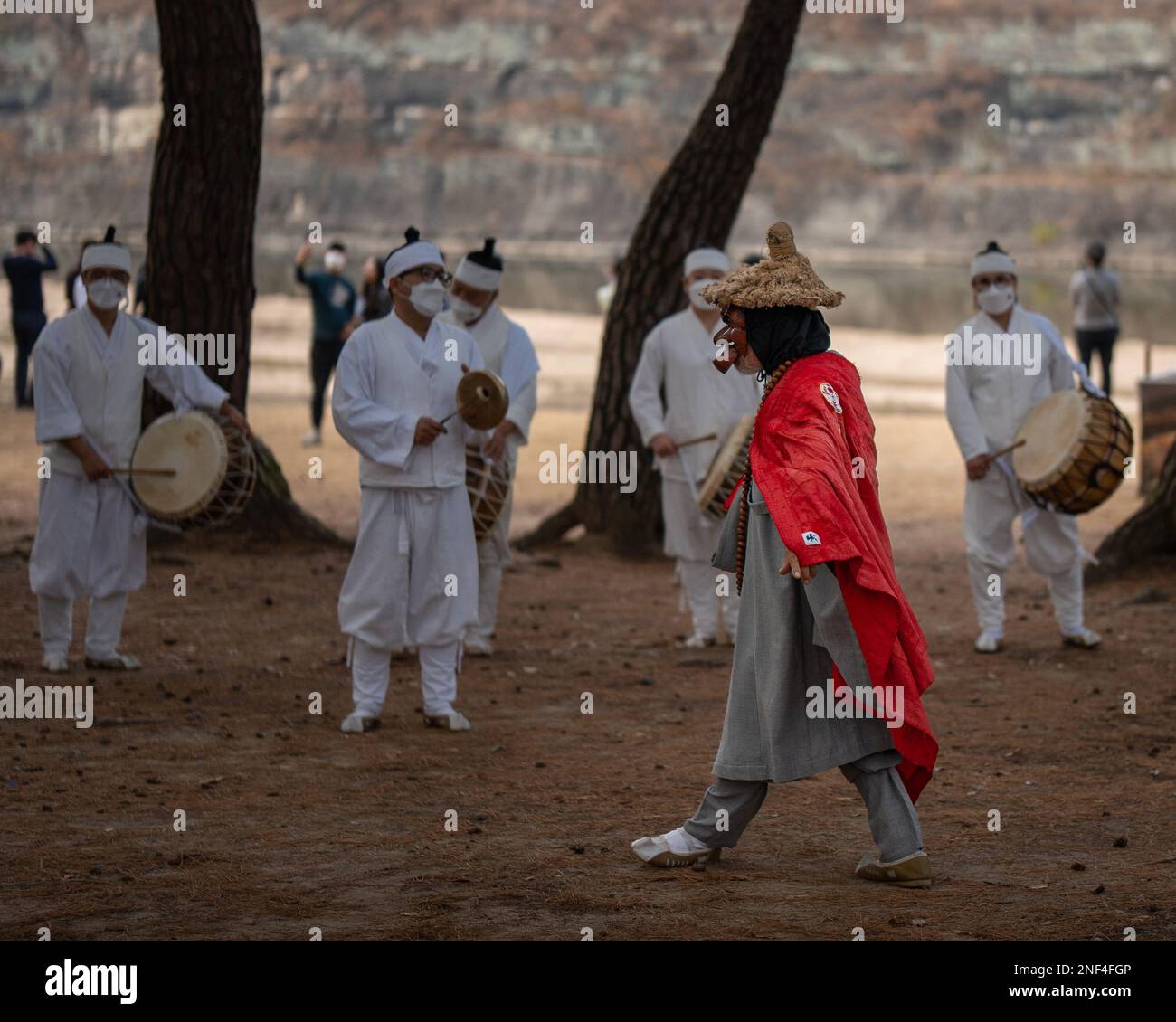 Der verdorbene Mönch in einem traditionellen koreanischen Volksspiel auf der Suche nach einer jungen Frau. Stockfoto