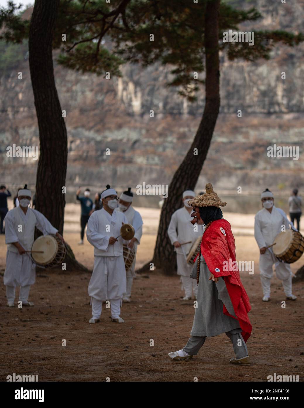 Der verdorbene Mönch in einem traditionellen koreanischen Volksspiel auf der Suche nach einer jungen Frau. Stockfoto