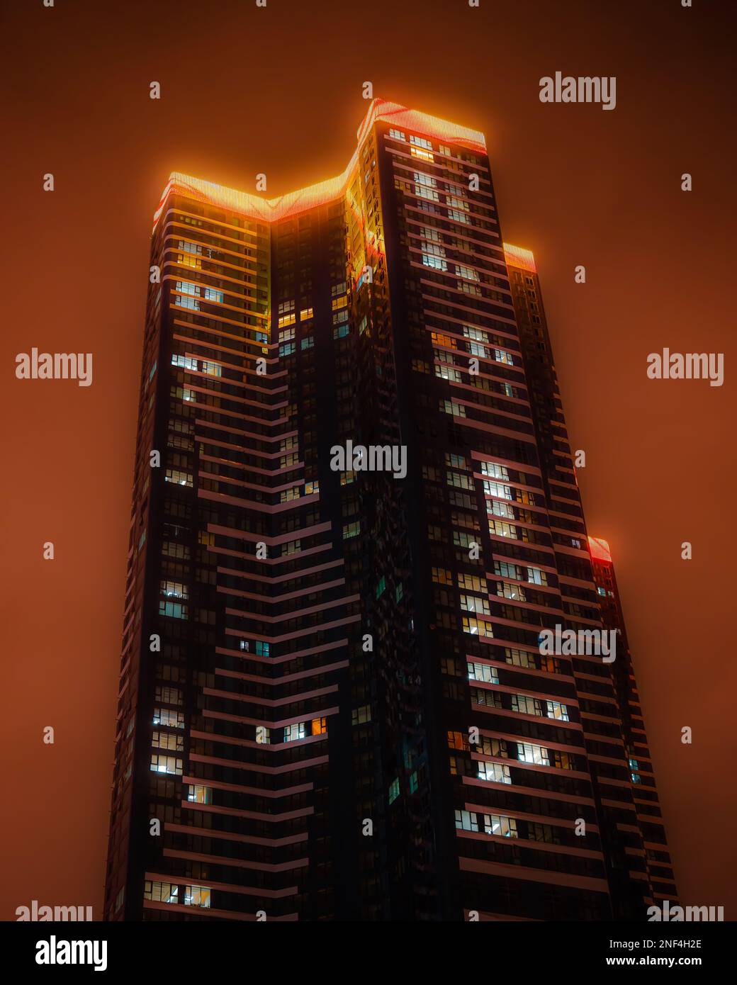 Marina G7 in der Nähe des Hafens von Busan, ein futuristisches Gebäude, das aussieht wie etwas aus dem Cyberpunk, das nachts in der Skyline von Busan glüht. Stockfoto