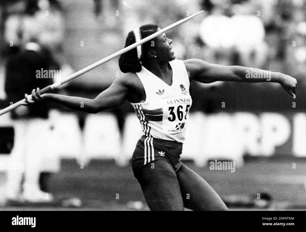 England's Tessa Sanderson throws her javelin during the Final of the Commonwealth Games Women's Javelin, at Meadowbank Stadium, Edinburgh, on July 31, 1986. Sanderson won the Gold Medal. (AP Photo) Stockfoto
