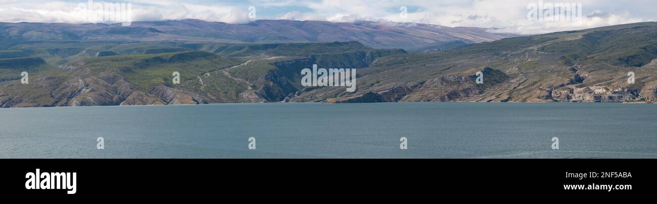 Panorama des Chirkey Reservoirs an einem Septembernachmittag. Republik Dagestan, Russland Stockfoto