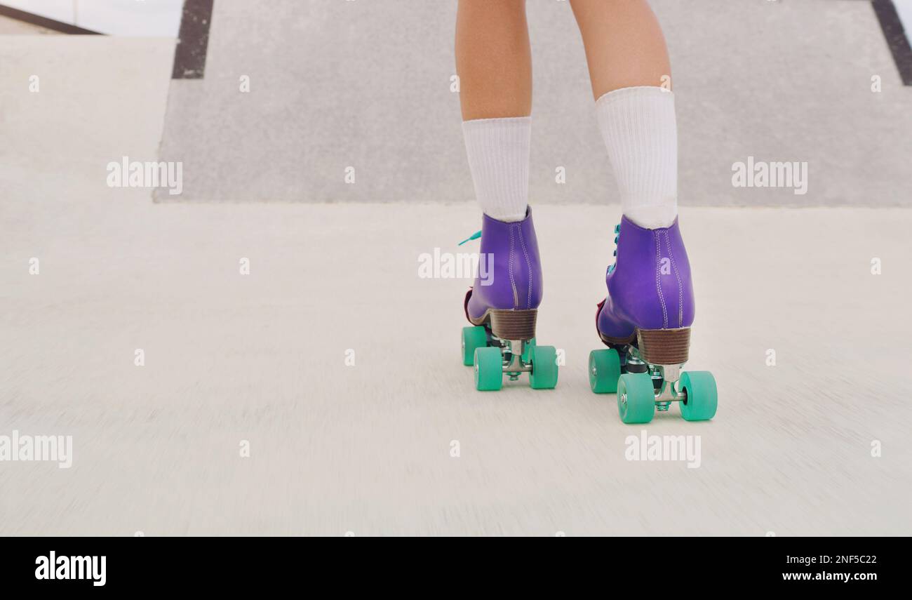 Park, Hobby und Beine einer Frau, die Rollschuhlaufen für Fitness, Training und Sport auf dem Boden. Training, Training und Füße eines Mädchens, das Cardio macht Stockfoto