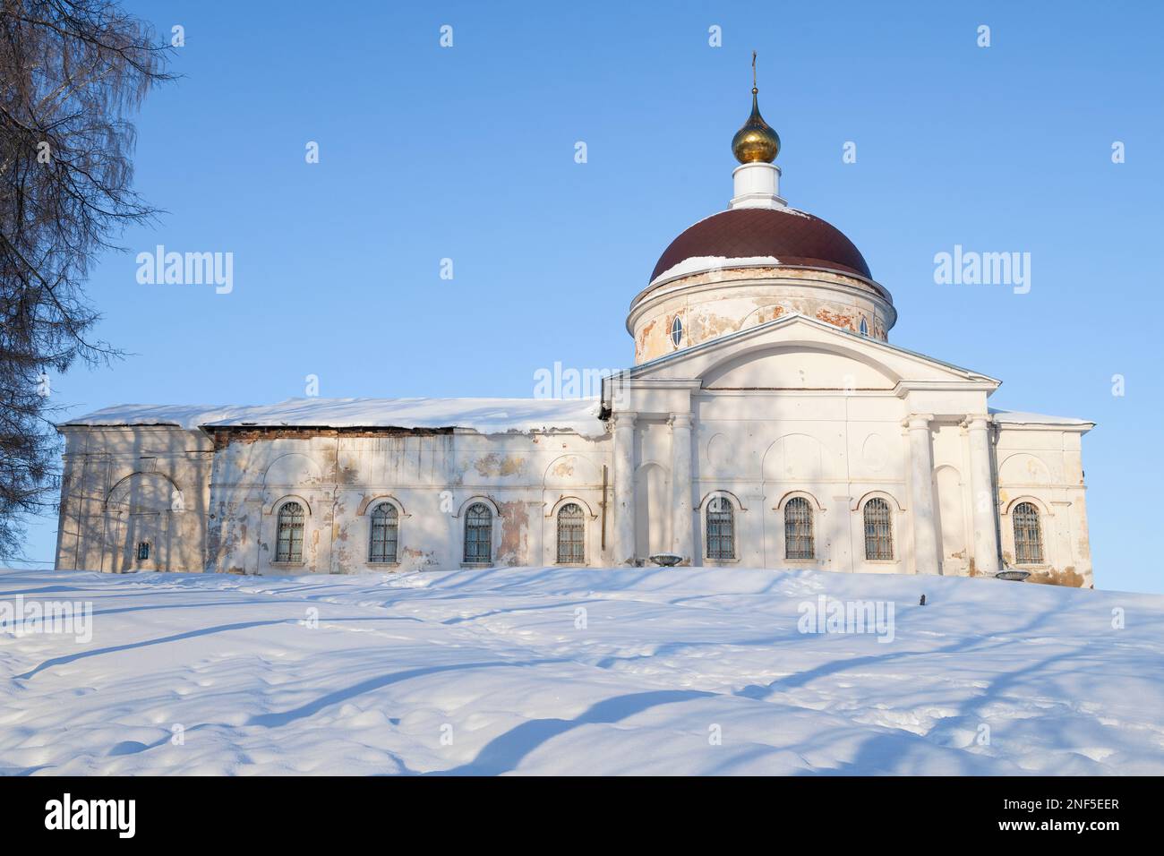 Die antike Kathedrale von St. Nicholas der Wunderarbeiter an einem frostigen Januar-Tag. Myshkin. Jaroslawl-Region, Russland Stockfoto