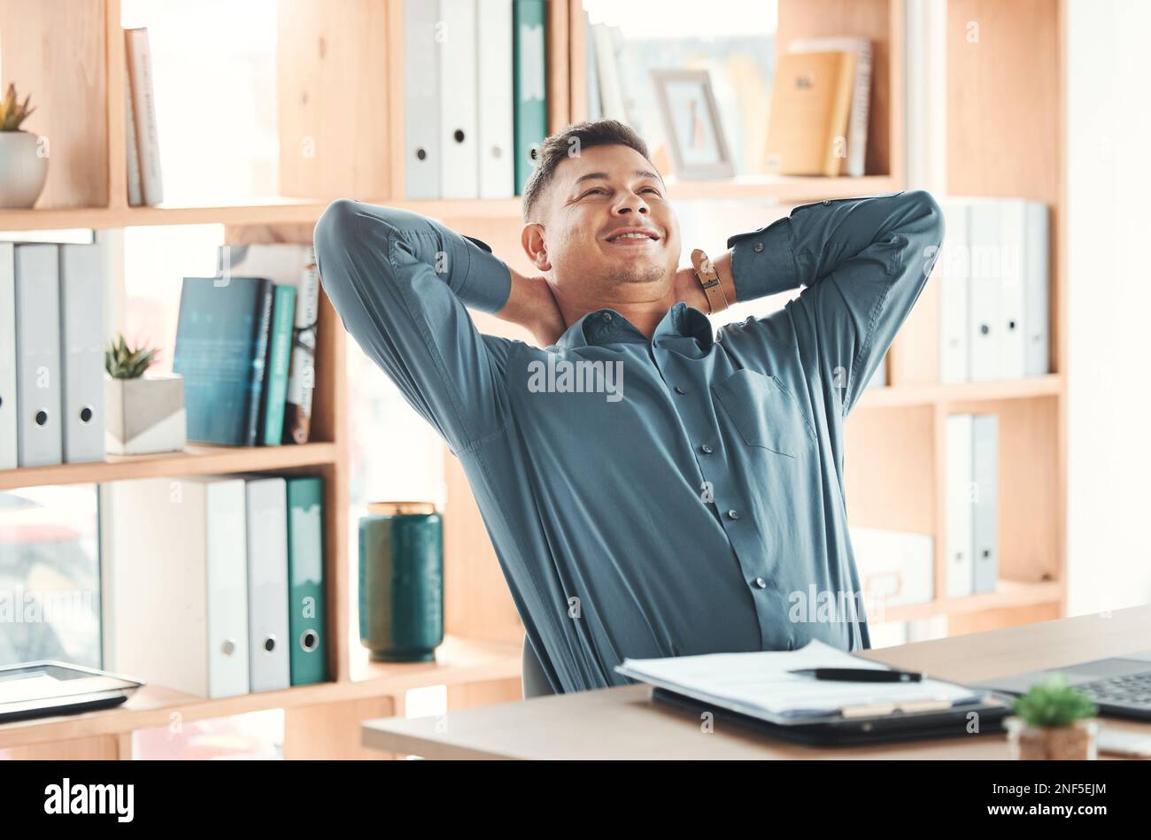 Erfolg, Geschäftsmann und Entspannung im Büro, nachdem Ziele oder Aufgaben im Unternehmen erledigt wurden. Denken, Ausruhen und glücklicher männlicher Mitarbeiter in der Pause nach hart Stockfoto