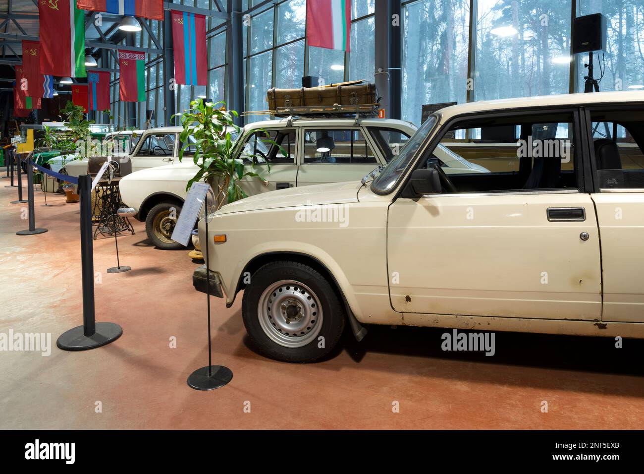 ZELENOGORSK, RUSSLAND - 27. JANUAR 2023: Zhiguli VAZ-2107 Auto im Besitz der Staatsanwaltschaft Medwedew (russischer Staatsmann und Politiker, Präsident Russlands 2008-201 Stockfoto