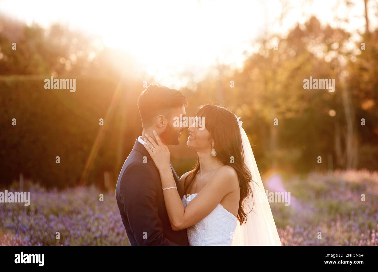 Wir freuen uns auf unsere gemeinsame Zukunft. Ein junges Paar, das an ihrem Hochzeitstag zusammenstand. Stockfoto
