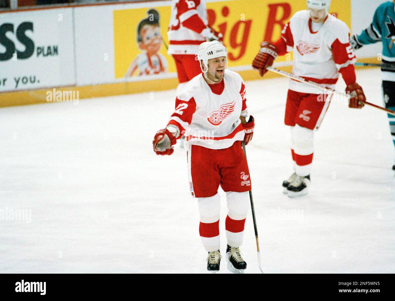 detroit-red-wings-dino-ciccarelli-left-reacts-to-a-red-wings-score