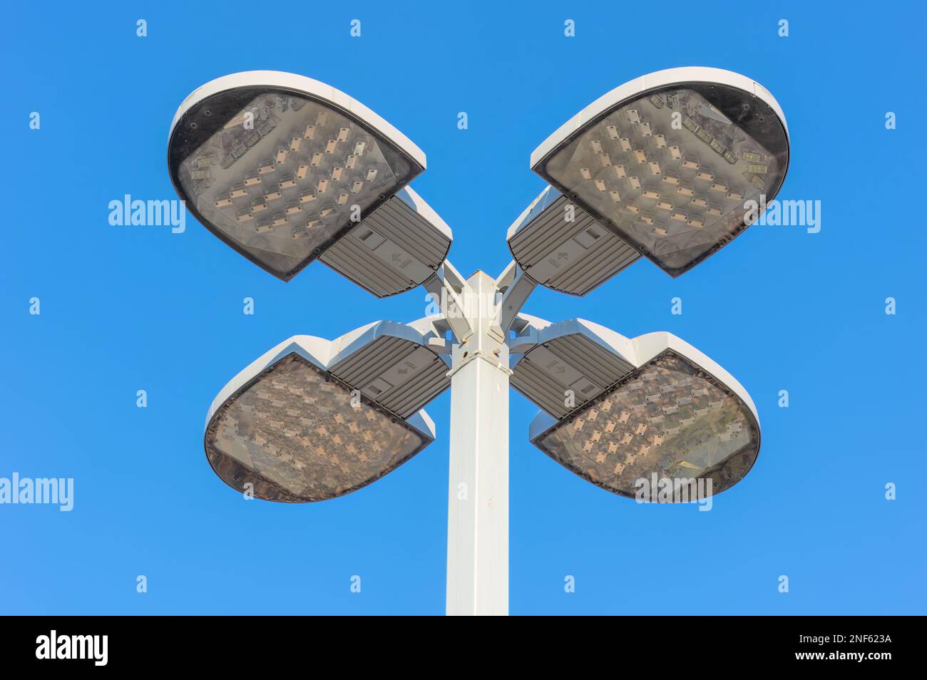 Moderne, LED-basierte Straßenbeleuchtung an sonnigen Tagen. Stockfoto