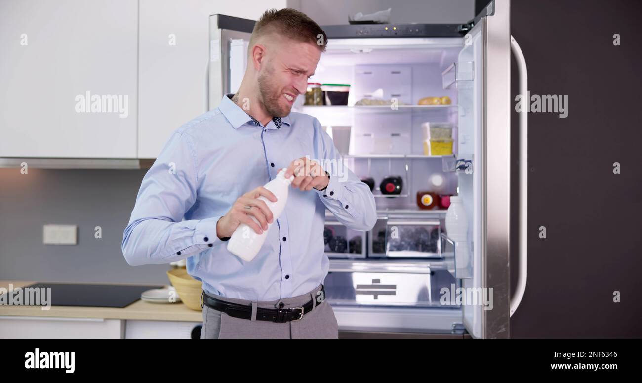 Schlechte Offene Milchflasche In Der Heimischen Küche Stockfoto